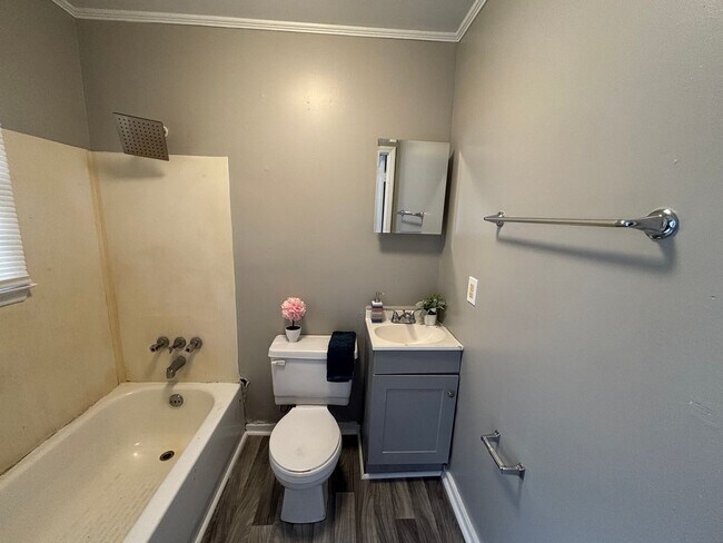 Building Photo - 390 N King St