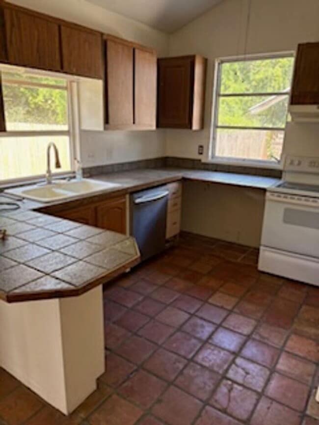 Building Photo - 3-Bedroom Home in Peaceful Malabar, FL
