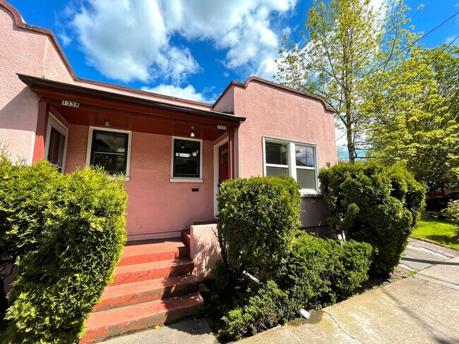 Primary Photo - Vintage 1 Bedroom with Hardwood Floors, Close-In Location