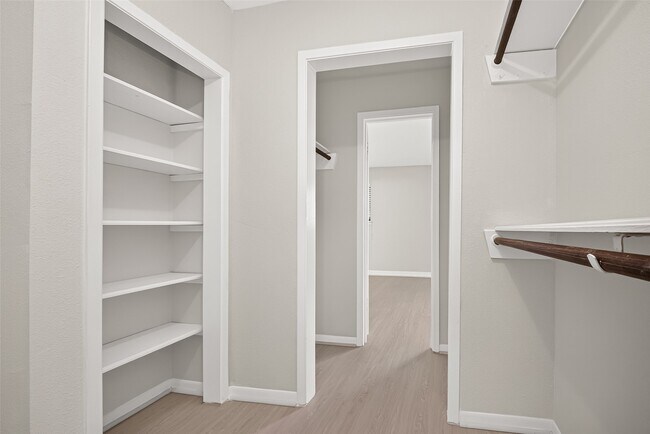 Building Photo - 10383 Briar Forest Dr