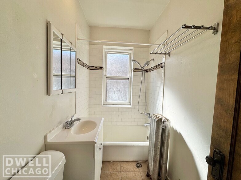 Building Photo - 4208 N Clark St