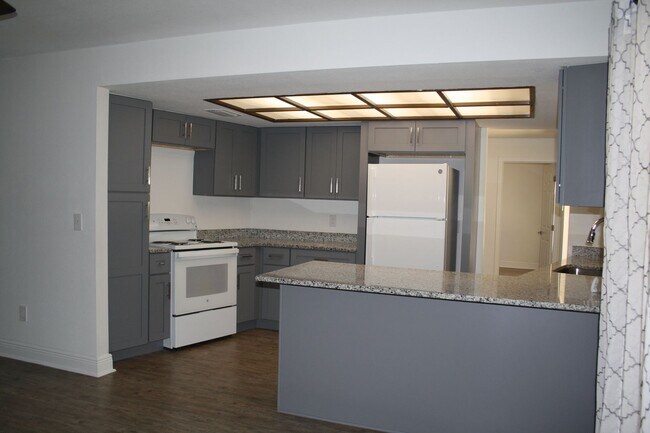 Building Photo - Enjoy Peaceful Living in this Northdale Co...