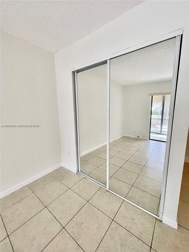 Building Photo - 2320 S Cypress Bend Dr