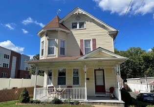 Building Photo - 518 Davisville Rd