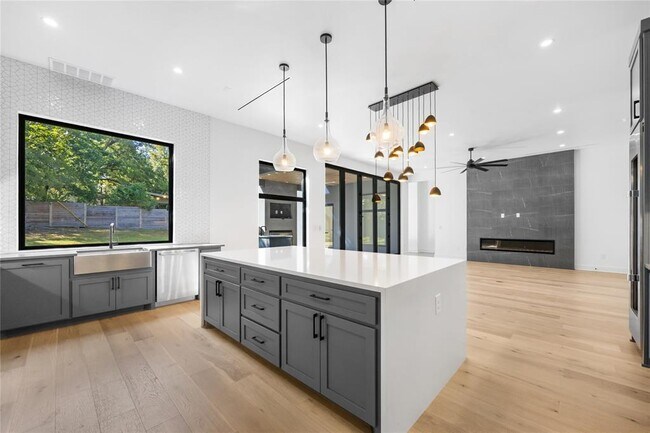 Building Photo - 2905 Westhill Dr
