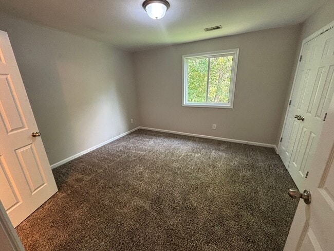 Building Photo - Just like New townhome for Rent!