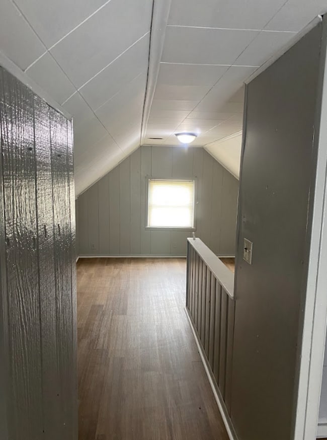 Building Photo - 3 Bed-1 Bath - spacious, beautiful with AC...
