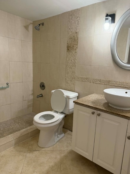 Building Photo - 341 W Park Dr