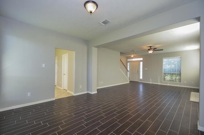 Building Photo - 5961 Whispering Lakes Dr