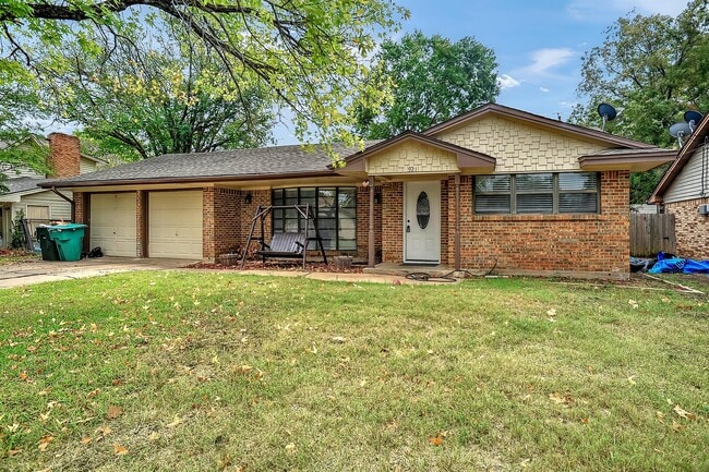 Building Photo - 921 Holiday Dr