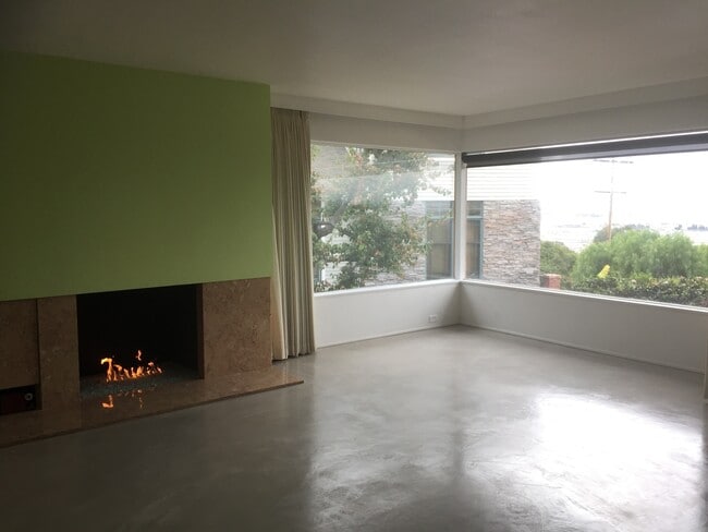 Building Photo - Close to Downtown! Mid-Century Modern Home...