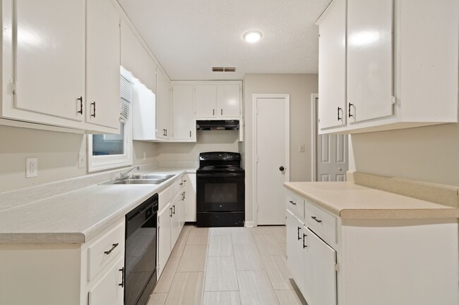 Building Photo - 235 Sunny Hills Dr