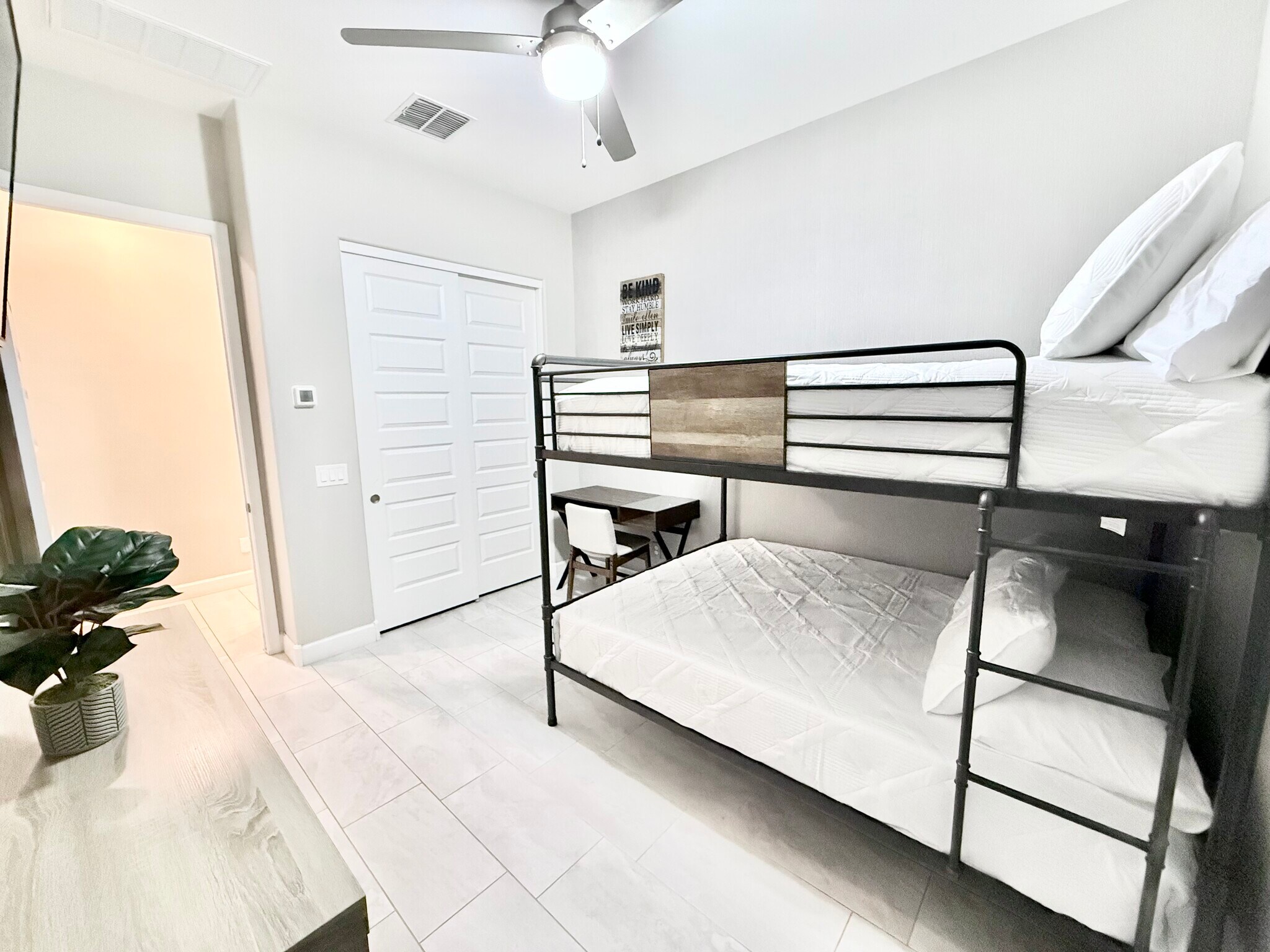 Building Photo - 2506 E Pleasant Ln