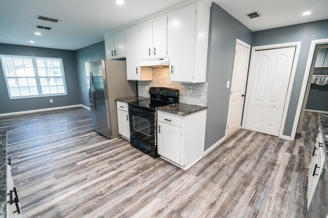 Building Photo - 2013 Shady Oaks Dr