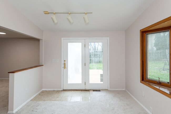 Building Photo - 6757 Summerdale Dr
