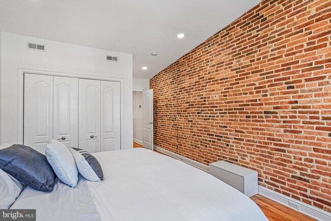Building Photo - 427 S Eden St
