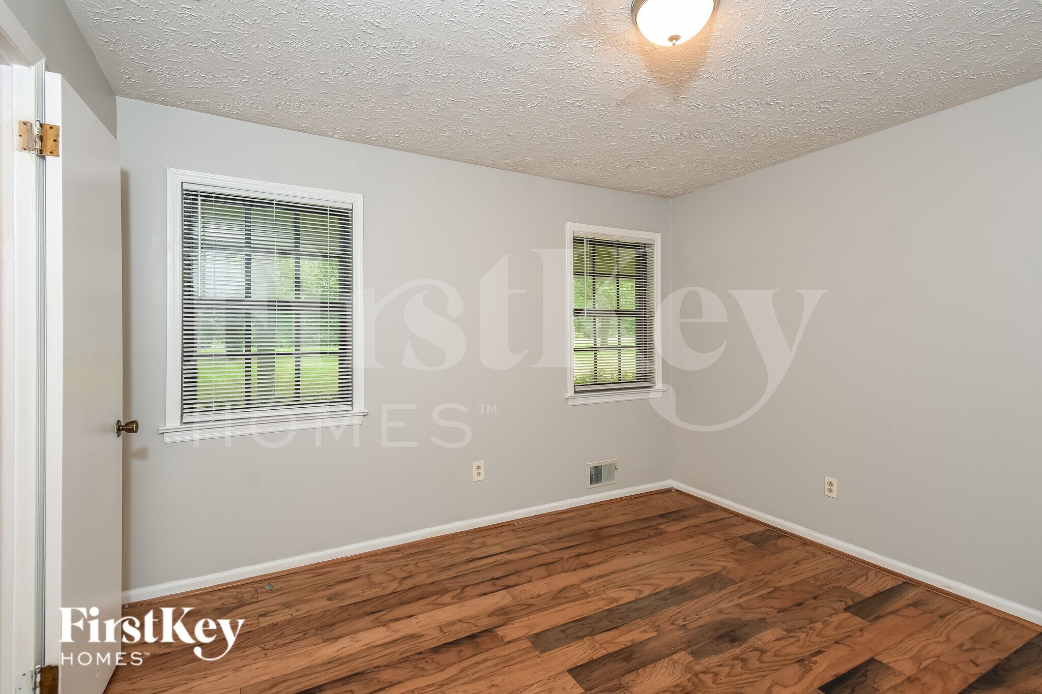 Building Photo - 3704 Newport Dr