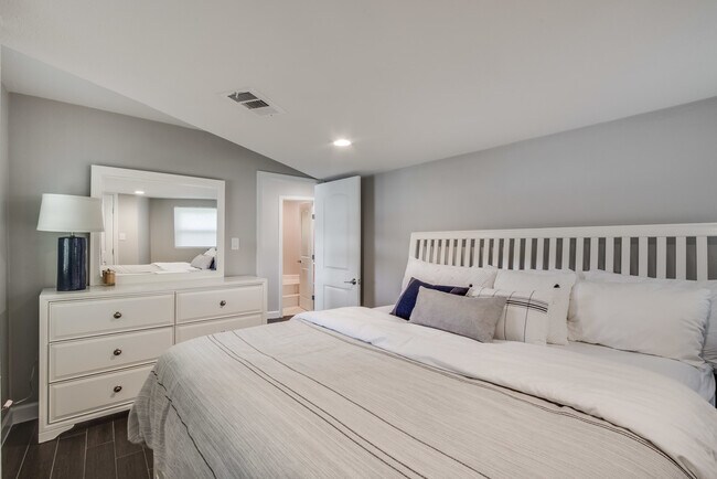 Building Photo - 1810 Lakeshore Dr