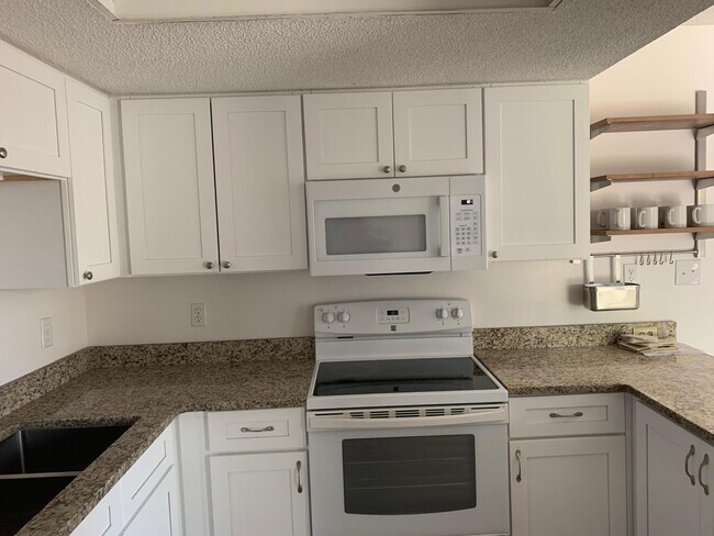 Building Photo - 806 Boulevard De L'Orleans