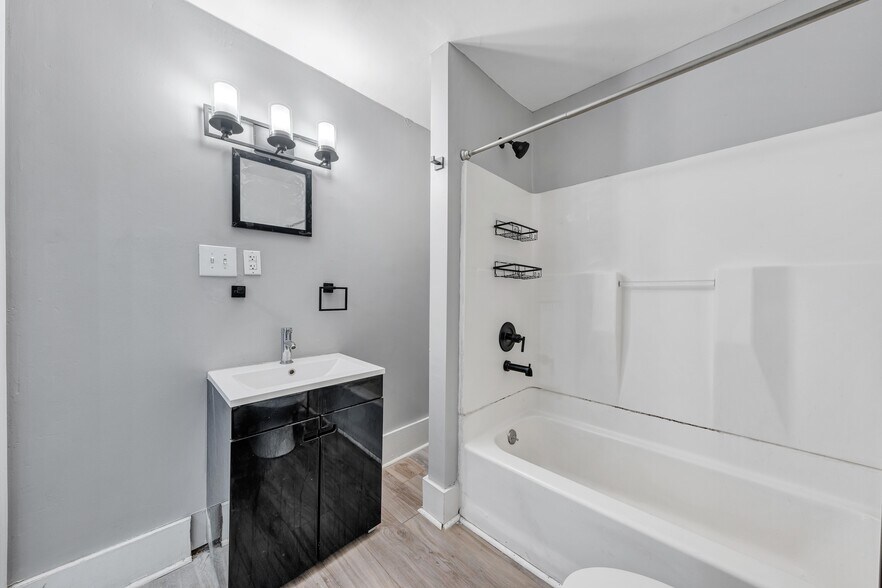 Building Photo - 812 Marshall Ave SW