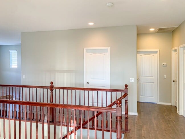 Building Photo - Large 5-Bedroom Home in the Heart of Lake ...