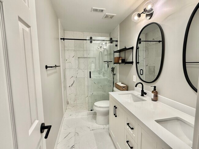 Building Photo - 2414 Thorntree Dr