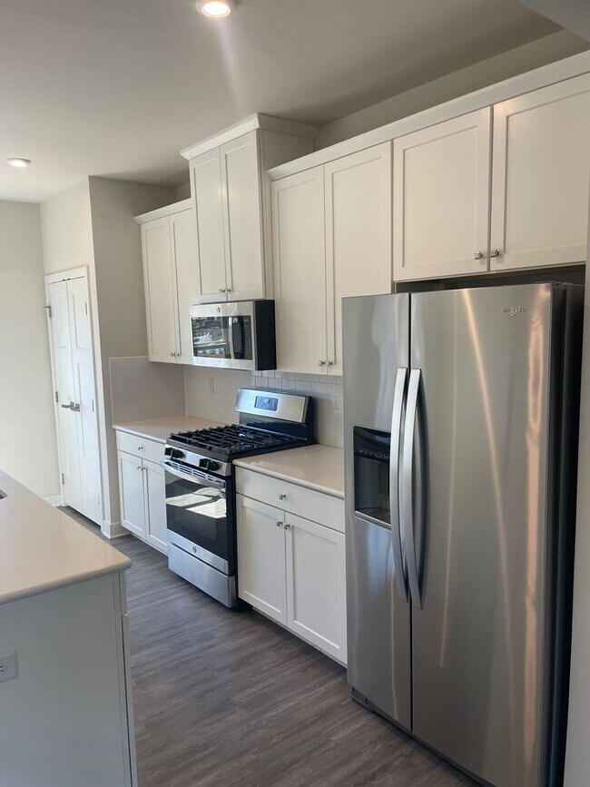 Building Photo - Luxury 3BR Townhome in Langtree- Modern Finishes & Prime Location!