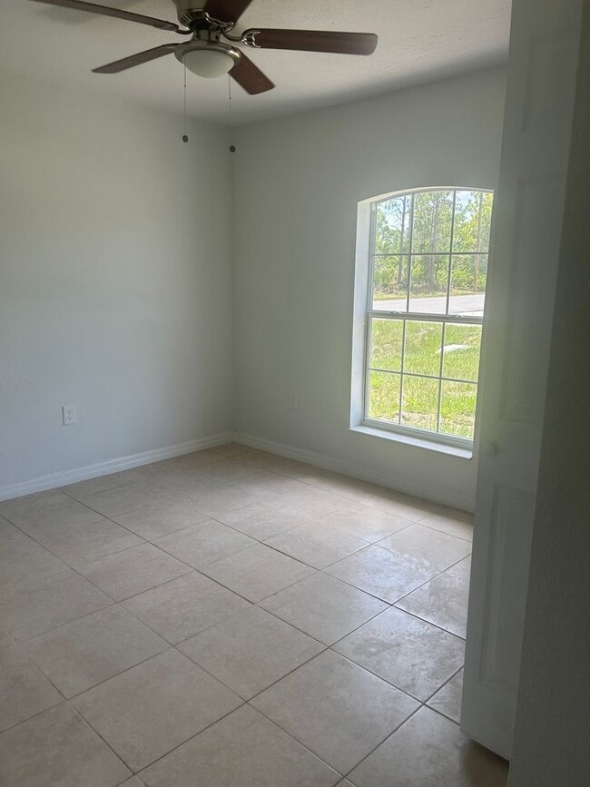 Building Photo - 3/2/1 Single Family Home Available-Cozy Pe...