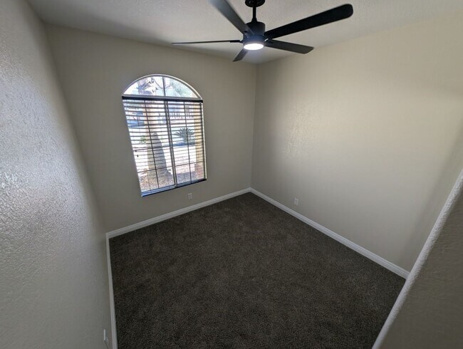 Building Photo - 731 Rising Star Dr