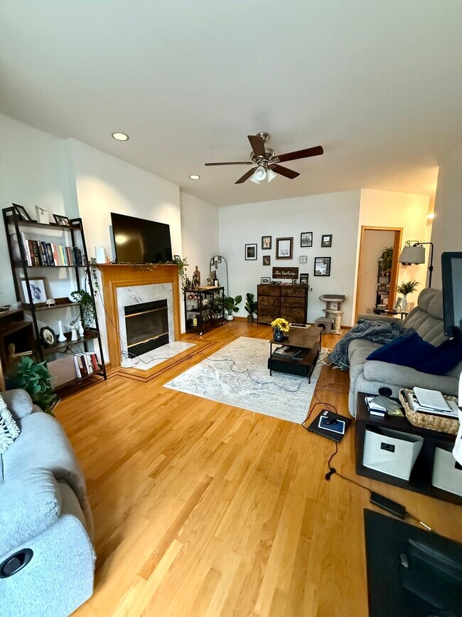 Building Photo - 4053 N Kenmore Ave