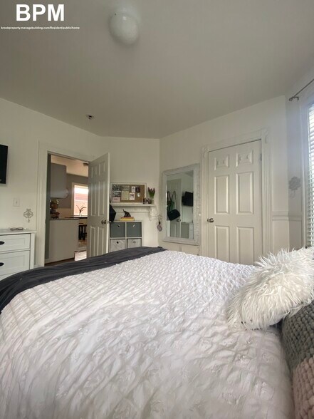 Building Photo - 28 Pond St