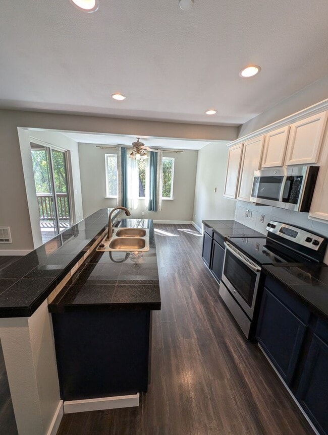 Building Photo - Stylish & Convenient Living - Bremerton 4 ...