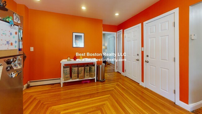 Building Photo - 15 Henry St