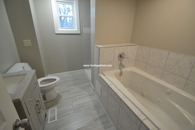 Building Photo - Beautifully refinished 3 bed 2 bath home in Evanston