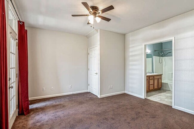 Building Photo - Updated 2 bed, 2 Bath Cond with Lake and G...