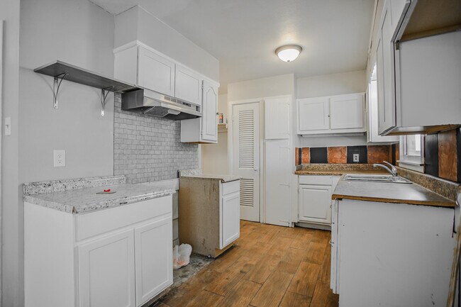 Building Photo - 2641 E Baylor St