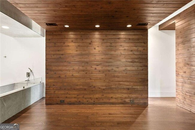 Building Photo - 2105 Fairhaven Cir NE