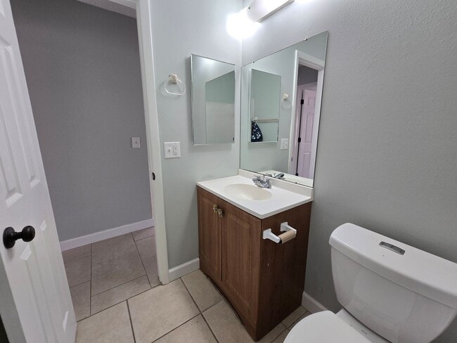 Building Photo - Charming 2 Bed / 1 Bath Annual Rental in Port Charlotte