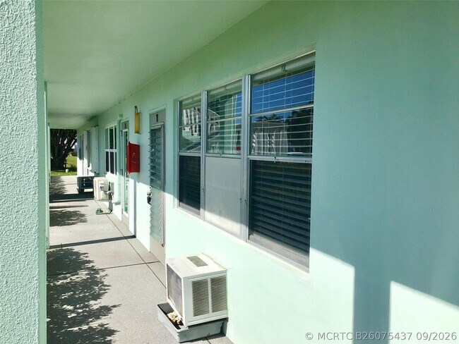 Building Photo - 7 Oakridge E