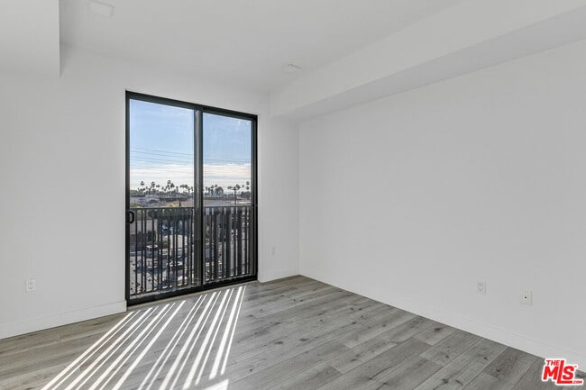 Building Photo - 1111 N Kenmore Ave