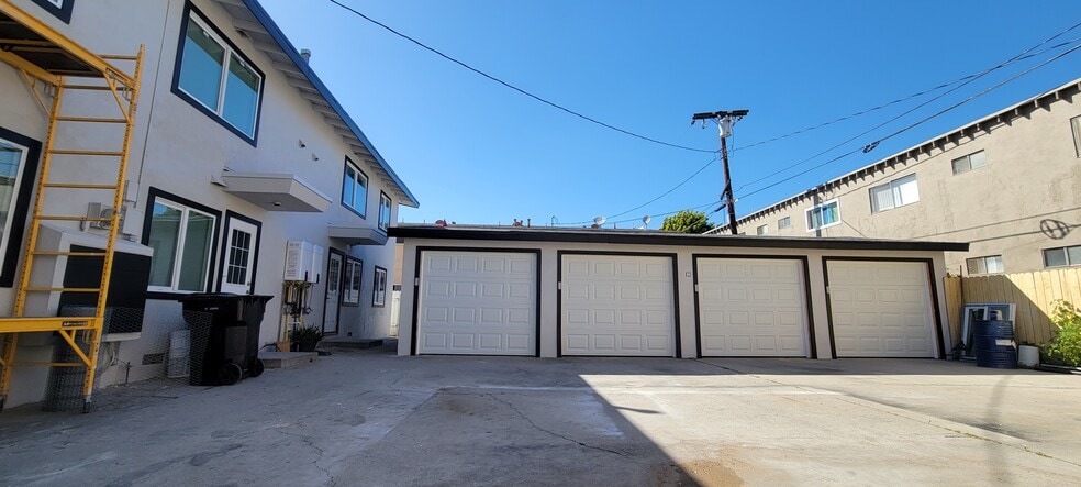 Garages - 115 Juniper St