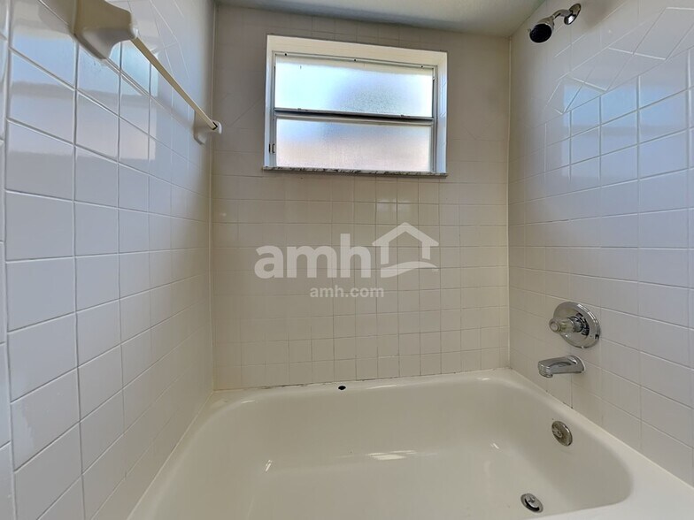 Building Photo - 10814 Peppersong Dr