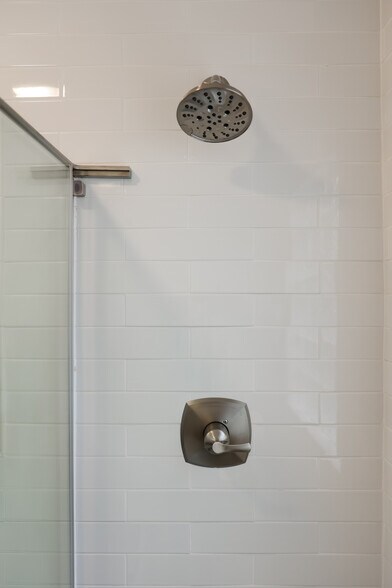 Building Photo - 5106 Rosslyn Ave