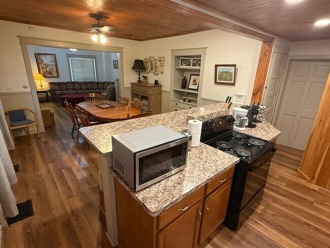 Building Photo - 33 Maple Ave