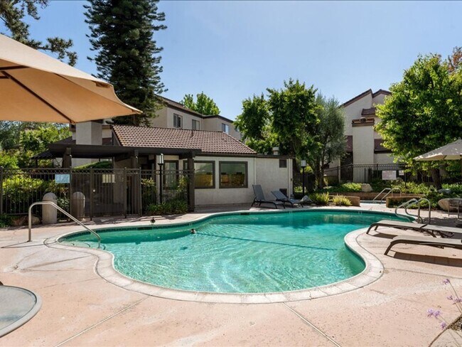 Building Photo - Spacious 3Beds+2.5Baths Townhouse With A B...