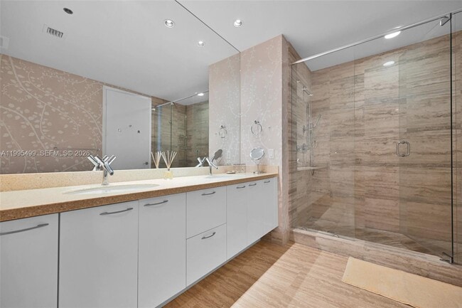 Building Photo - 15901 Collins Ave