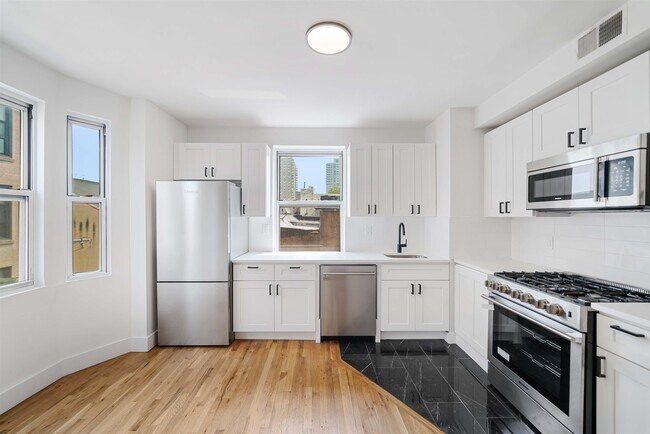 Building Photo - 163 3rd St