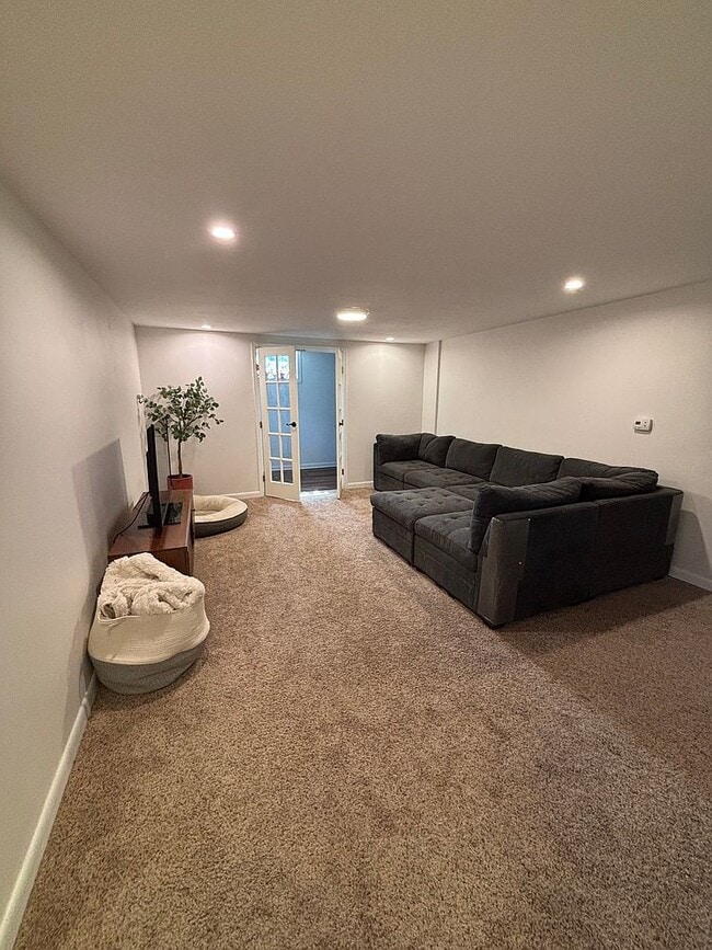 Building Photo - 719 E Madison St