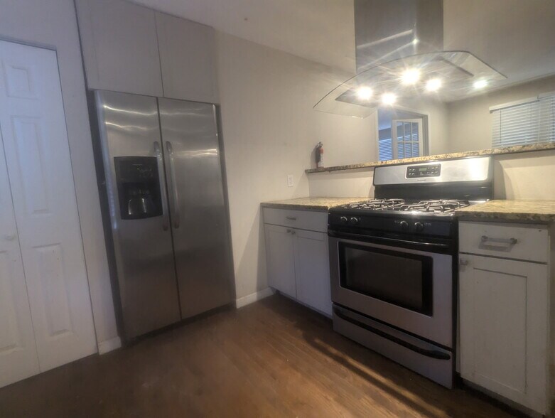 Building Photo - 1920 Xanthia St