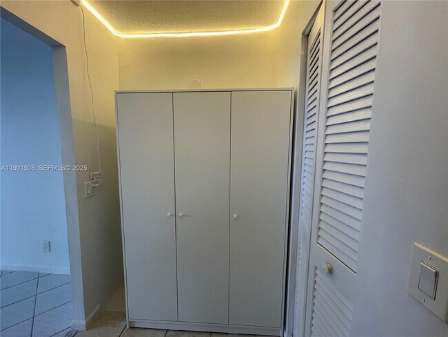 Building Photo - 1817 S Ocean Dr